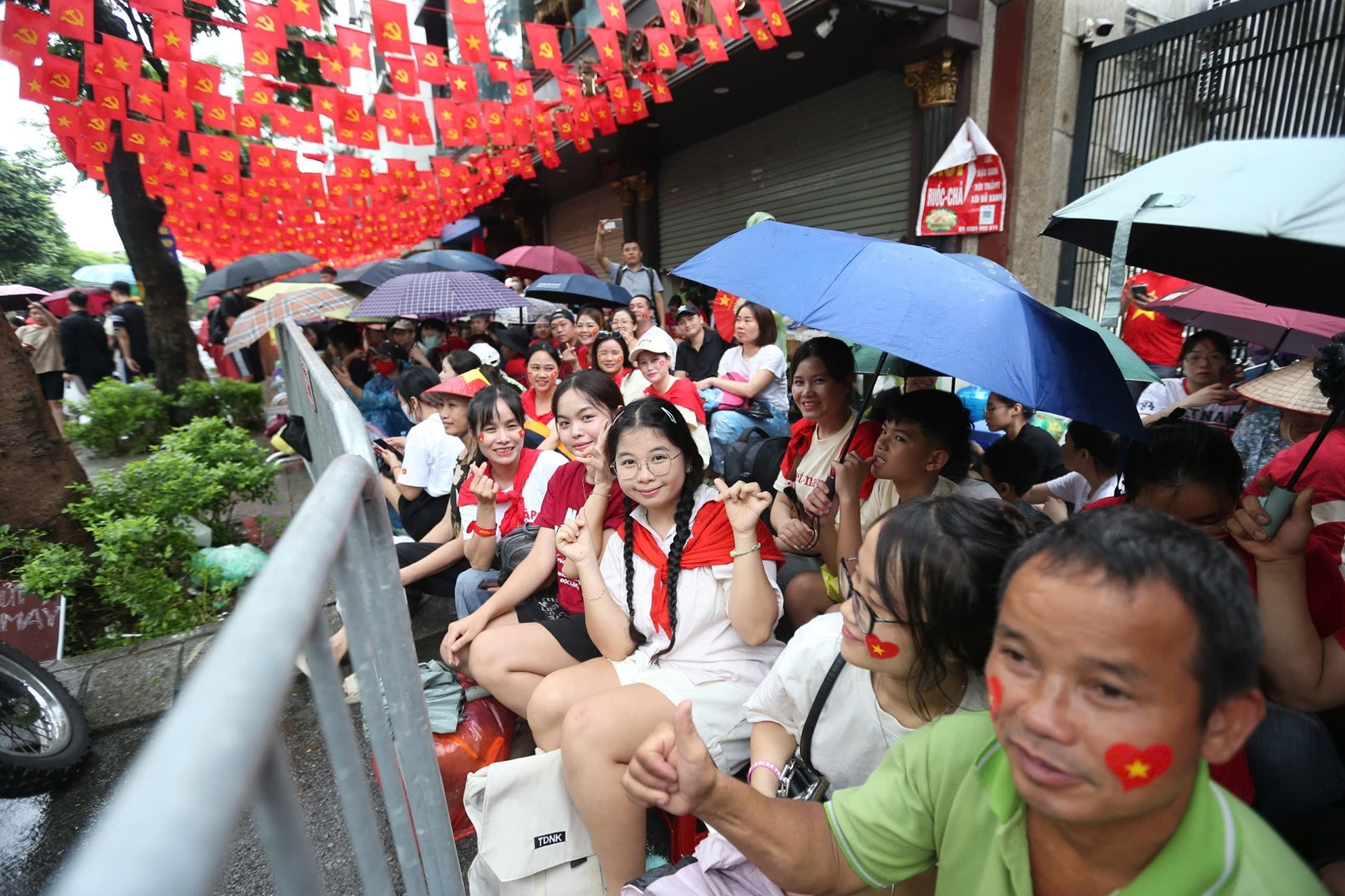 Khóa ghế, căng bạt trên phố trước 10 tiếng chờ xem sơ duyệt diễu binh