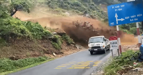 Khoảnh khắc đứng tim: Hàng trăm khối đất đá đổ ập xuống ngay khi ô tô vừa đi qua