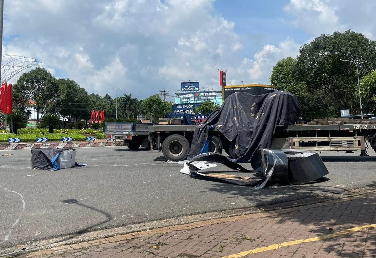 Lại thêm vụ 2 cuộn thép rơi khỏi xe đầu kéo tại cùng một vòng xoay ở TPHCM.jpg