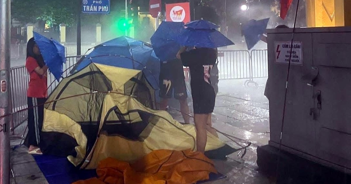 Lý do nhắc nhở gia đình căng lều giữa đêm chờ x...