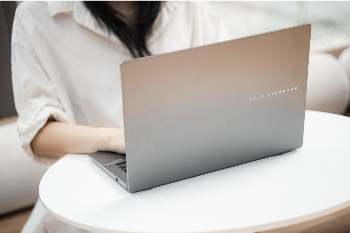 Mẫu laptop mỏng nhẹ, hỗ trợ học tập thông minh cho học sinh, sinh viên