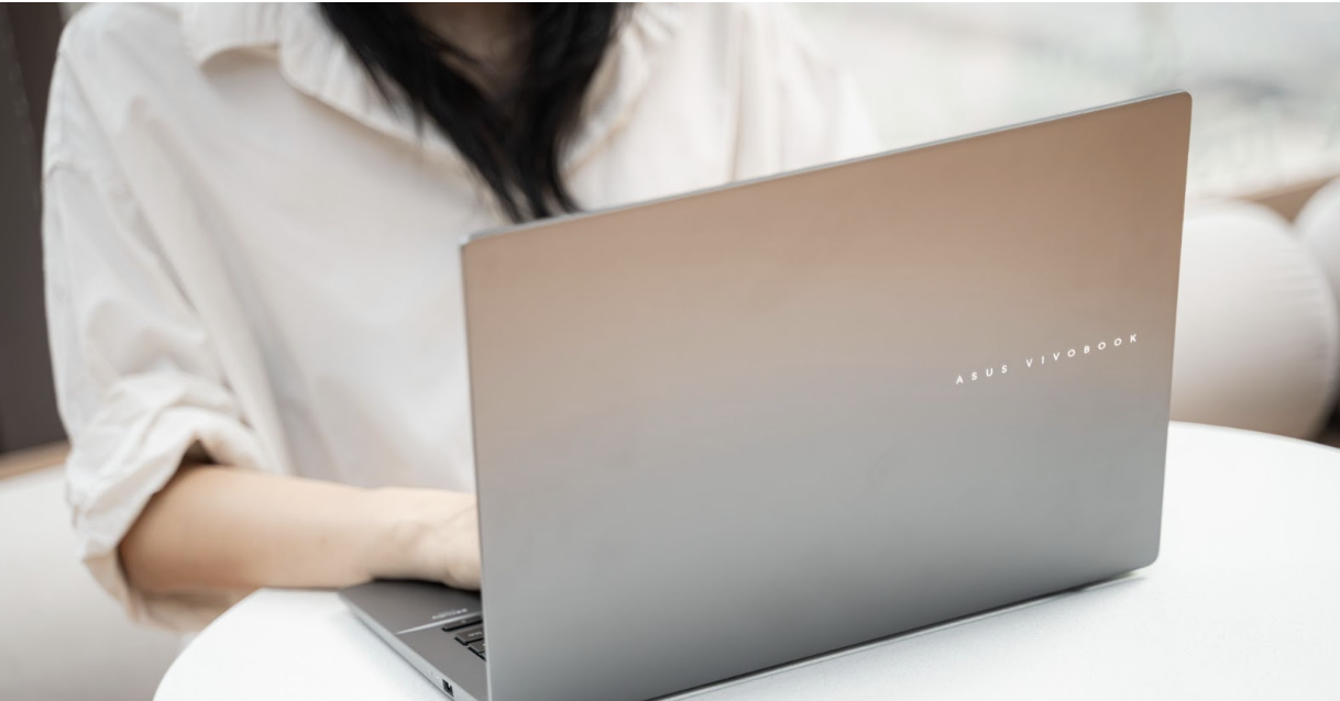 Mẫu laptop mỏng nhẹ, hỗ trợ học tập thông minh cho học sinh, sinh viên