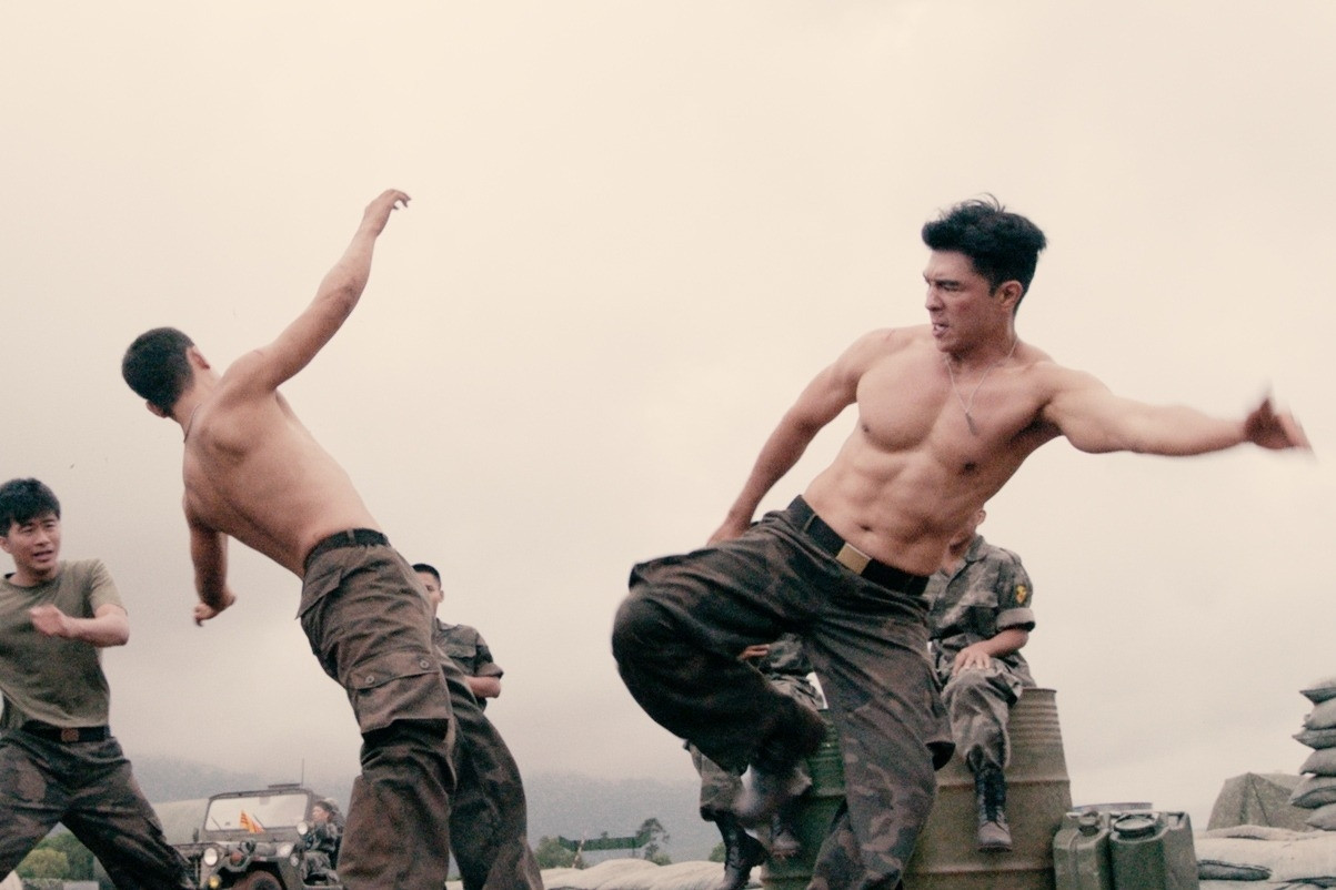 Mỹ nam 6 múi cao 1m78 hot nhất phim 'Mưa đỏ' là ai?