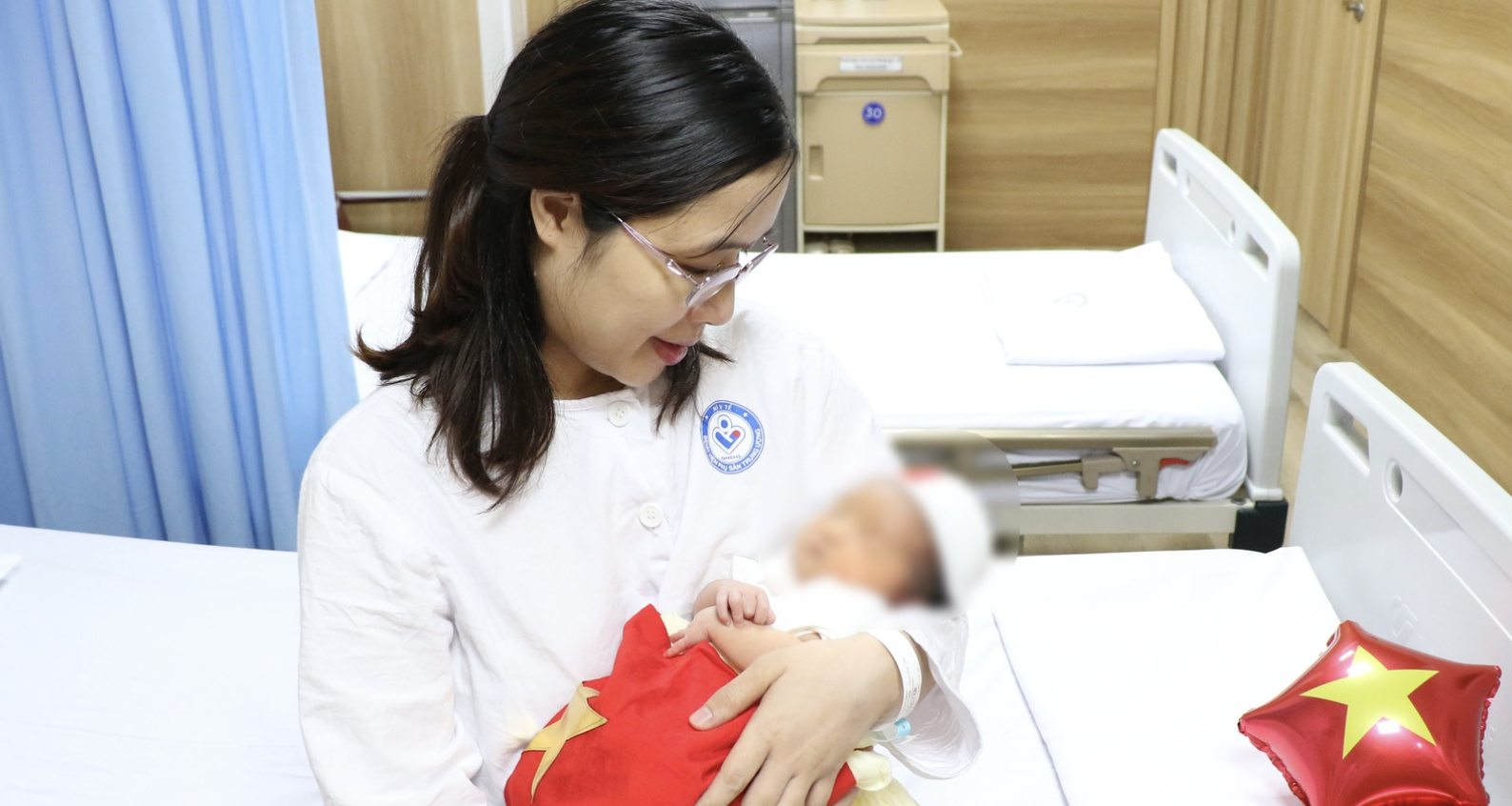 Nghẹn ngào khoảnh khắc đón con gái chào đời từ phôi thai trữ đông 11 năm trước