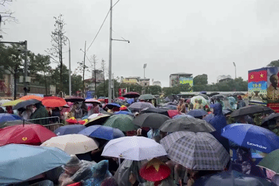 Người dân đội mưa lớn, xếp hàng hơn 10 tiếng chờ xem diễu binh