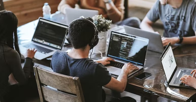 Người trẻ lao đao trên thị trường lao động, chỉ trừ một nhóm vừa nhận lương khủng, vừa thăng tiến nhanh