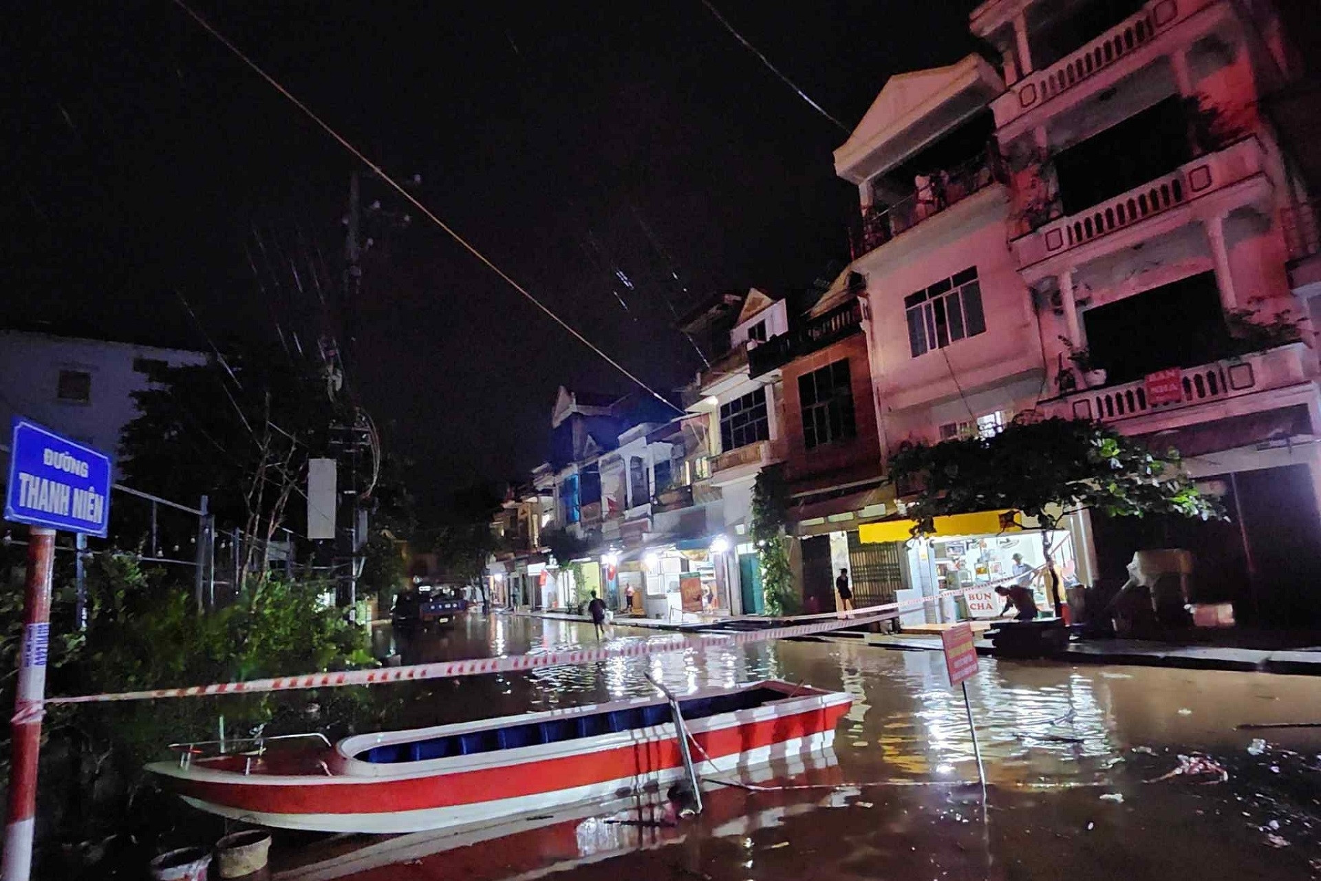 Nước sông Hồng tràn vào nhà, người dân Lào Cai ôm đồ đạc chạy trong đêm