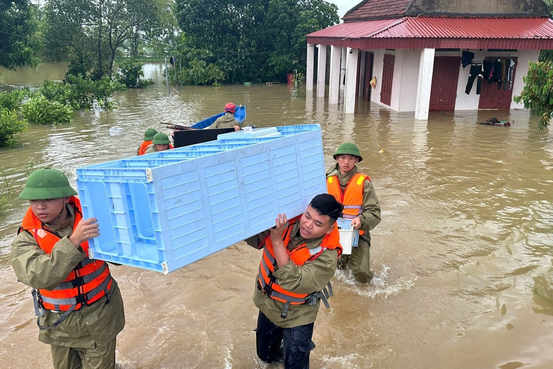 Nước sông vượt báo động 3, hàng nghìn hộ dân Thanh Hóa trắng đêm sơ tán