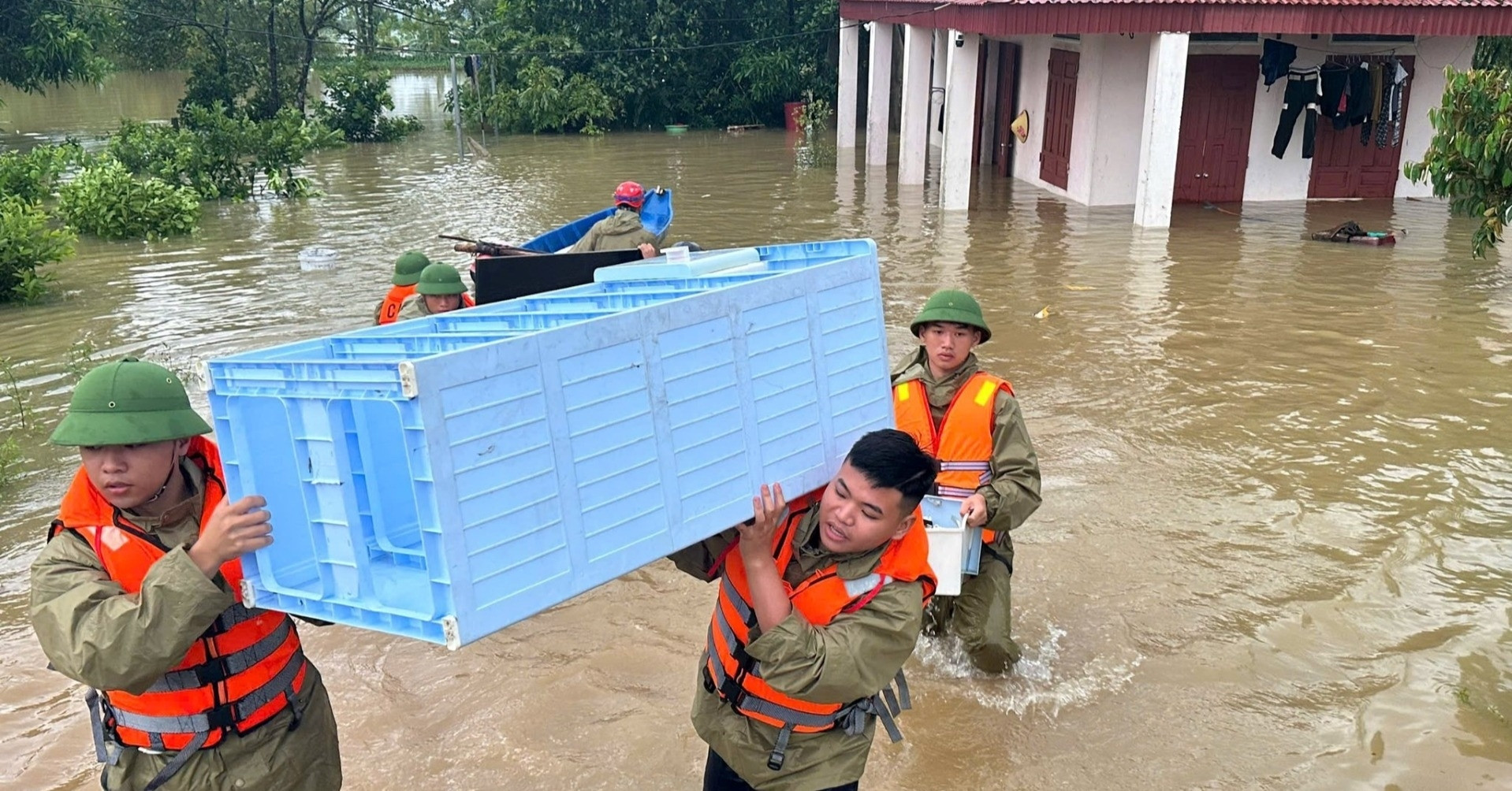 Nước sông vượt báo động 3, hàng nghìn hộ dân Thanh Hóa trắng đêm sơ tán