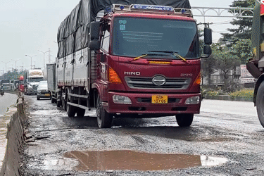Ô tô chao đảo, tài xế run rẩy trên quốc lộ dày đặc ổ trâu, ô voi
