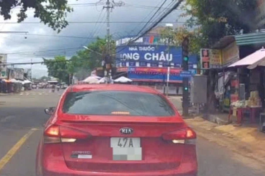 Hành động của tài xế ô tô khiến nhiều người bức xúc, cảnh sát vào cuộc