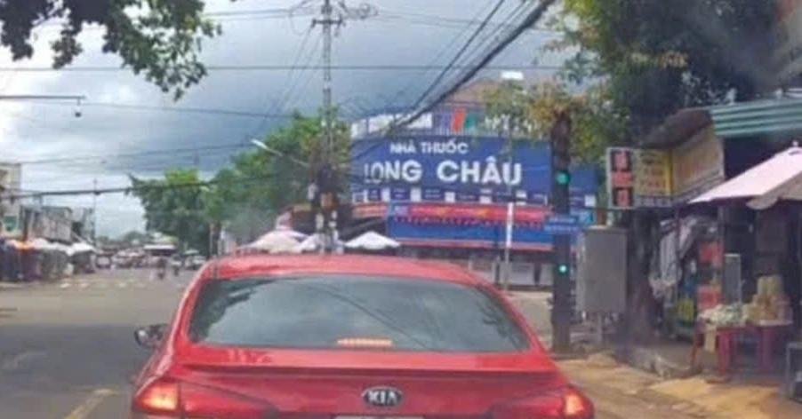 Hành động của tài xế ô tô khiến nhiều người bức xúc, cảnh sát vào cuộc