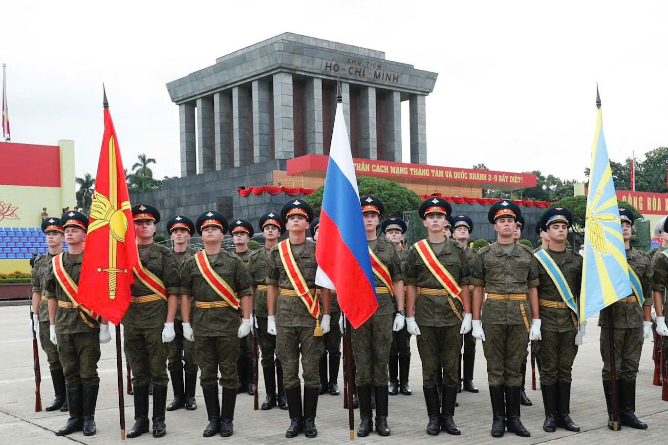 Quân nhân Nga, Lào, Campuchia luyện tập diễu binh tại quảng trường Ba Đình