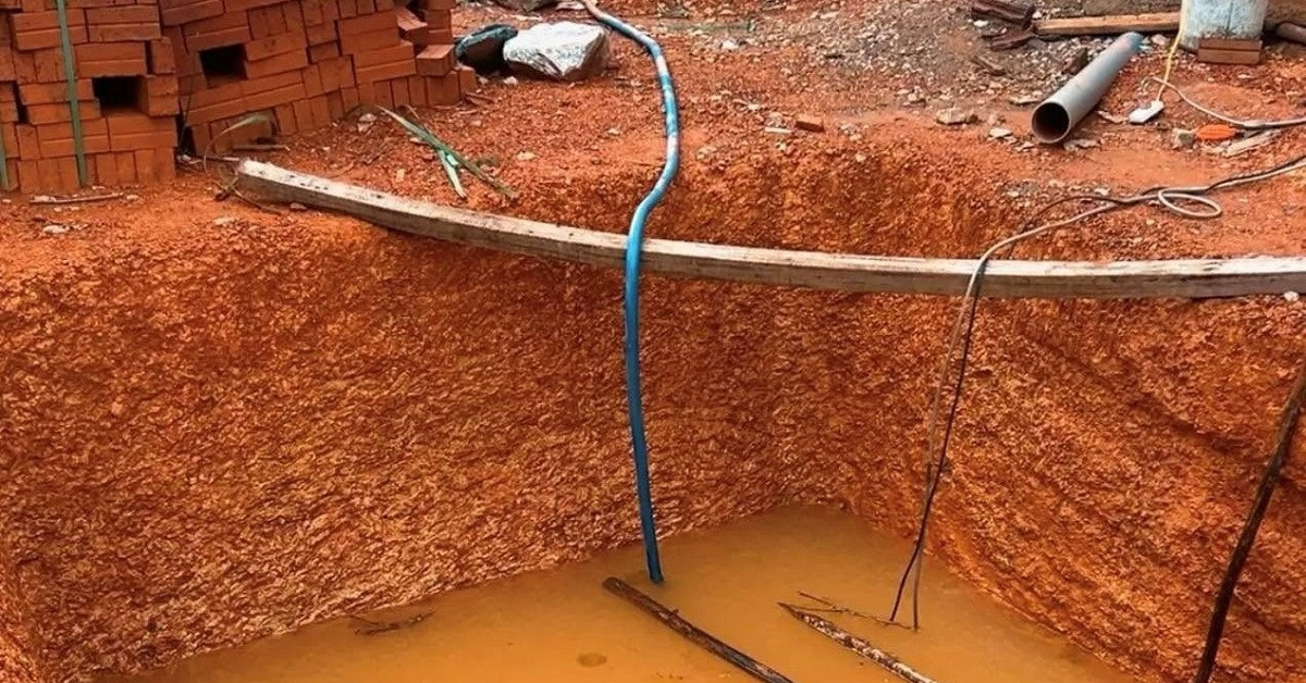 Rơi xuống hố nước cạnh nhà, bé gái 6 tuổi chết đuối thương tâm