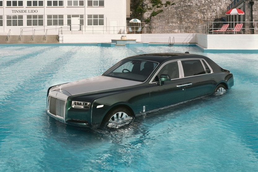 Sinh nhật chơi trội, ngâm Rolls-Royce Phantom VIII giá 18 tỷ đồng dưới hồ bơi