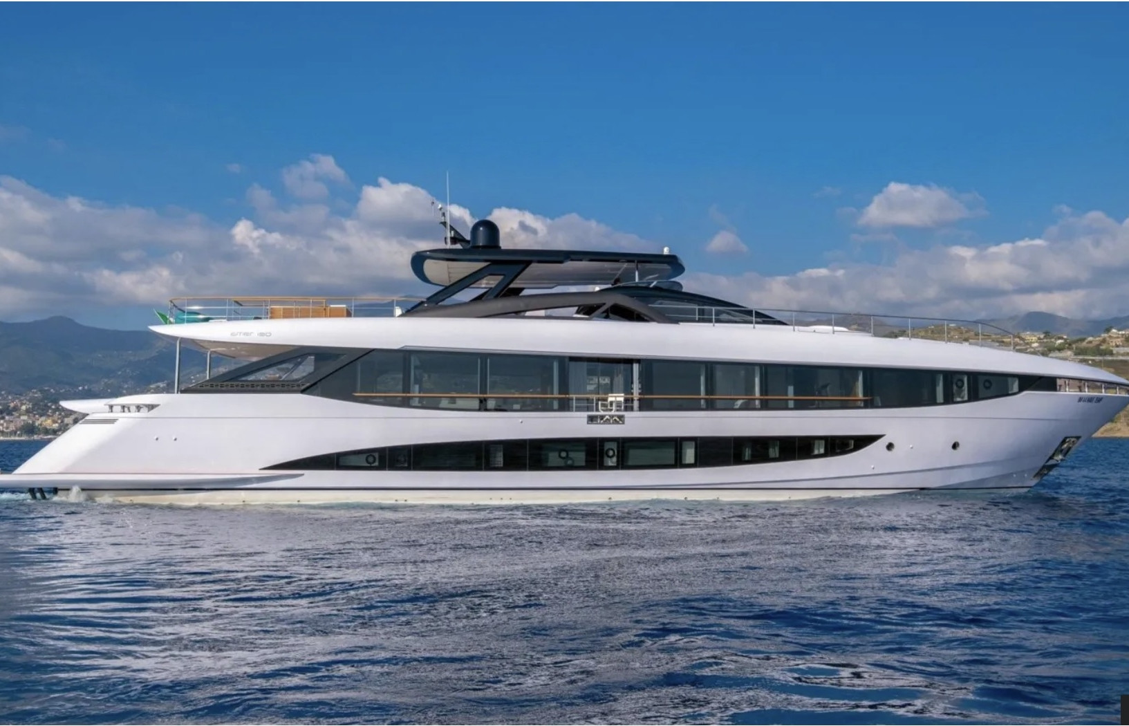 Tại sao các siêu du thuyền ngày càng đồ sộ hơn?