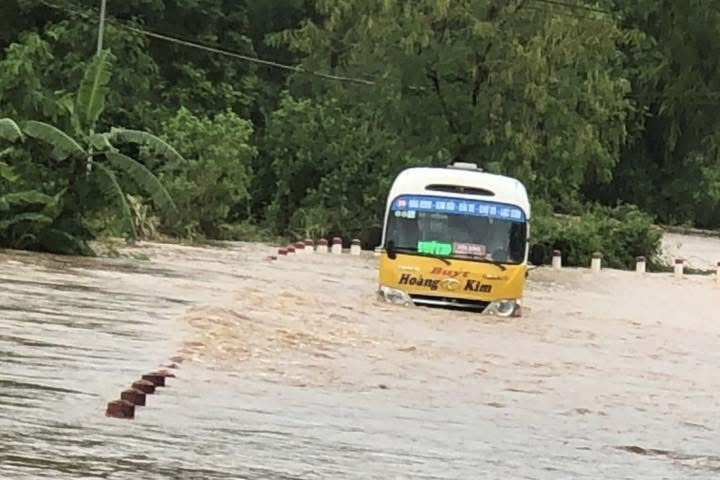 Tài xế xe buýt ‘thông chốt’ lao vào dòng nước xiết, tiết lộ lý do khó tin
