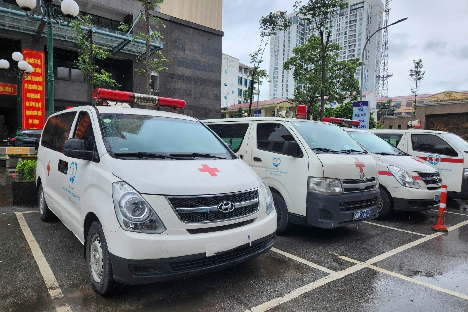 Tạm đình chỉ 3 cán bộ bệnh viện sau vụ thu 21 triệu tiền xe cấp cứu