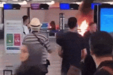 Thanh niên cầm búa đập phá, châm lửa đốt quầy làm thủ tục ở sân bay