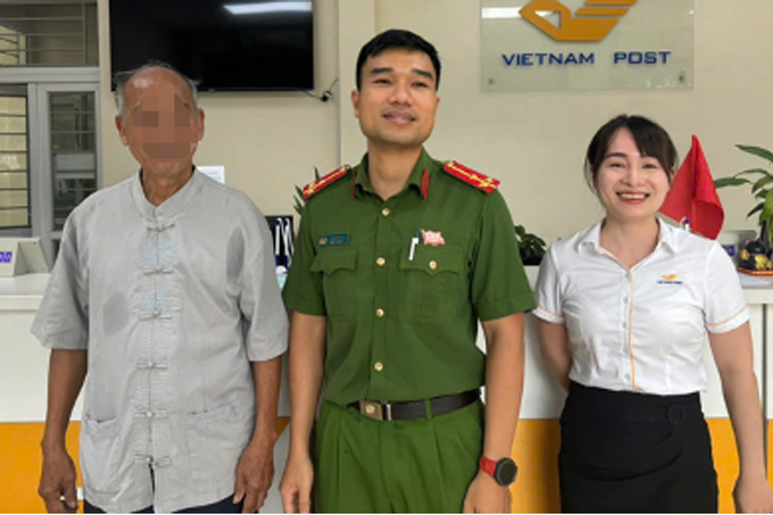 Thấy cụ ông rút sạch tiền tiết kiệm, nữ nhân viên Hà Nội linh cảm điều lạ