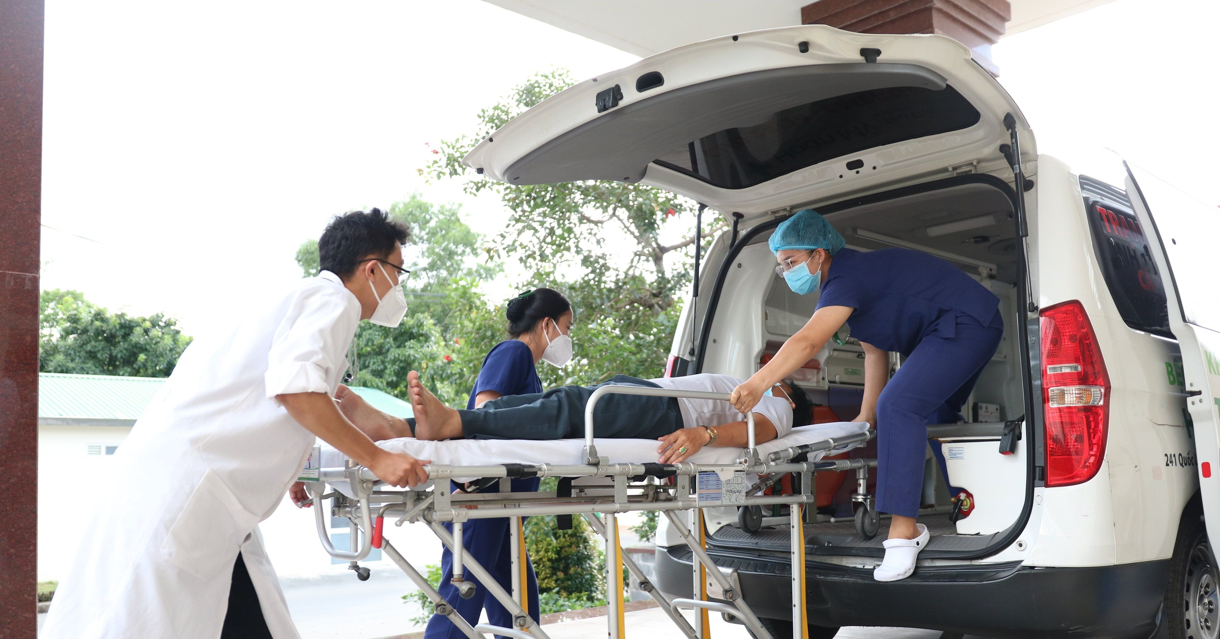 Trách nhiệm của bệnh viện từ vụ thu 21 triệu đồng tiền xe cấp cứu