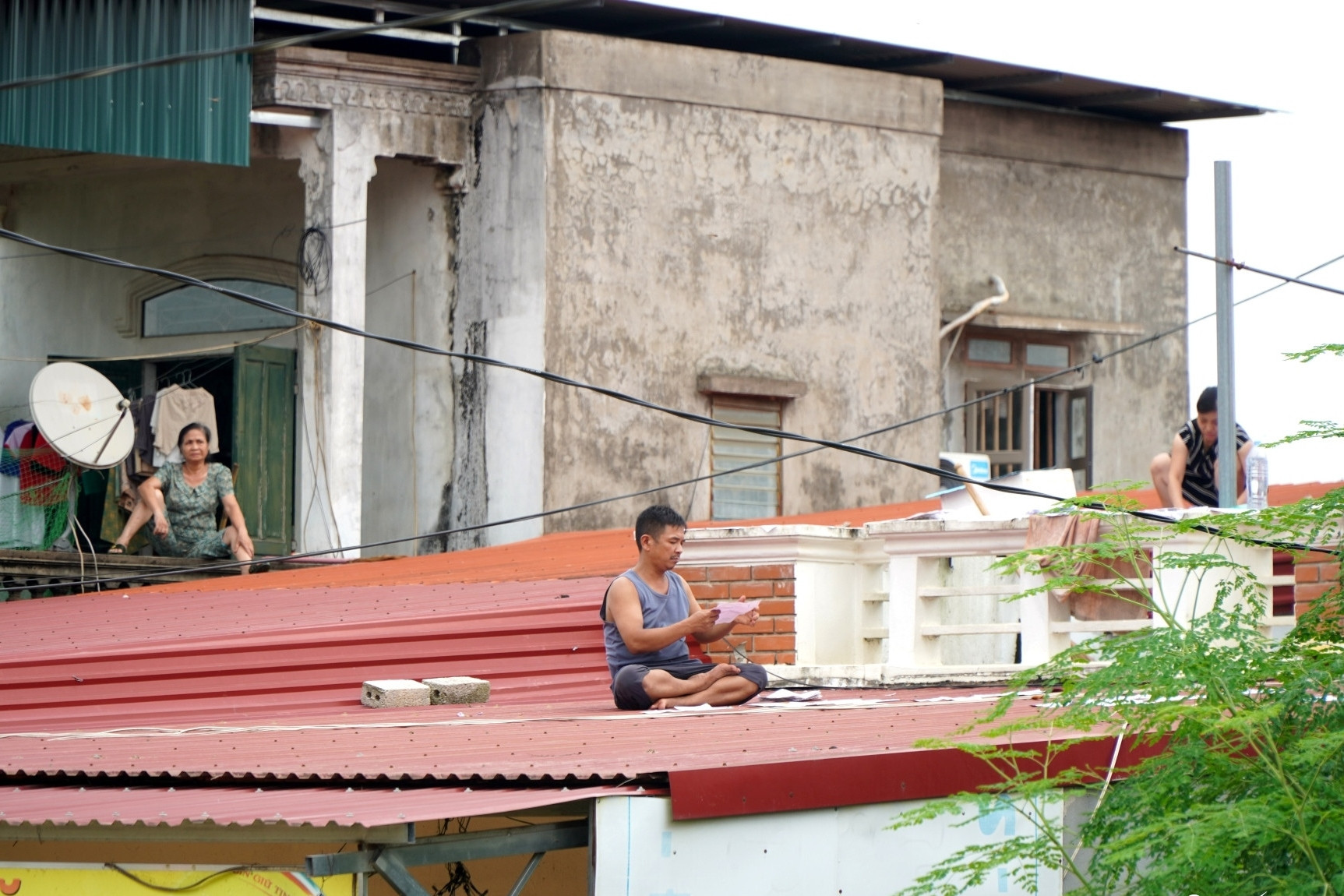 Tràn đê sông Bưởi ở Thanh Hóa, dân leo mái nhà sinh hoạt