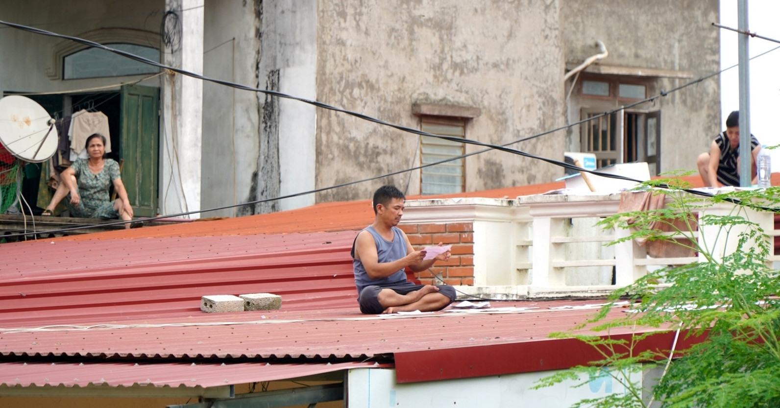 Tràn đê sông Bưởi ở Thanh Hóa, dân leo mái nhà sinh hoạt