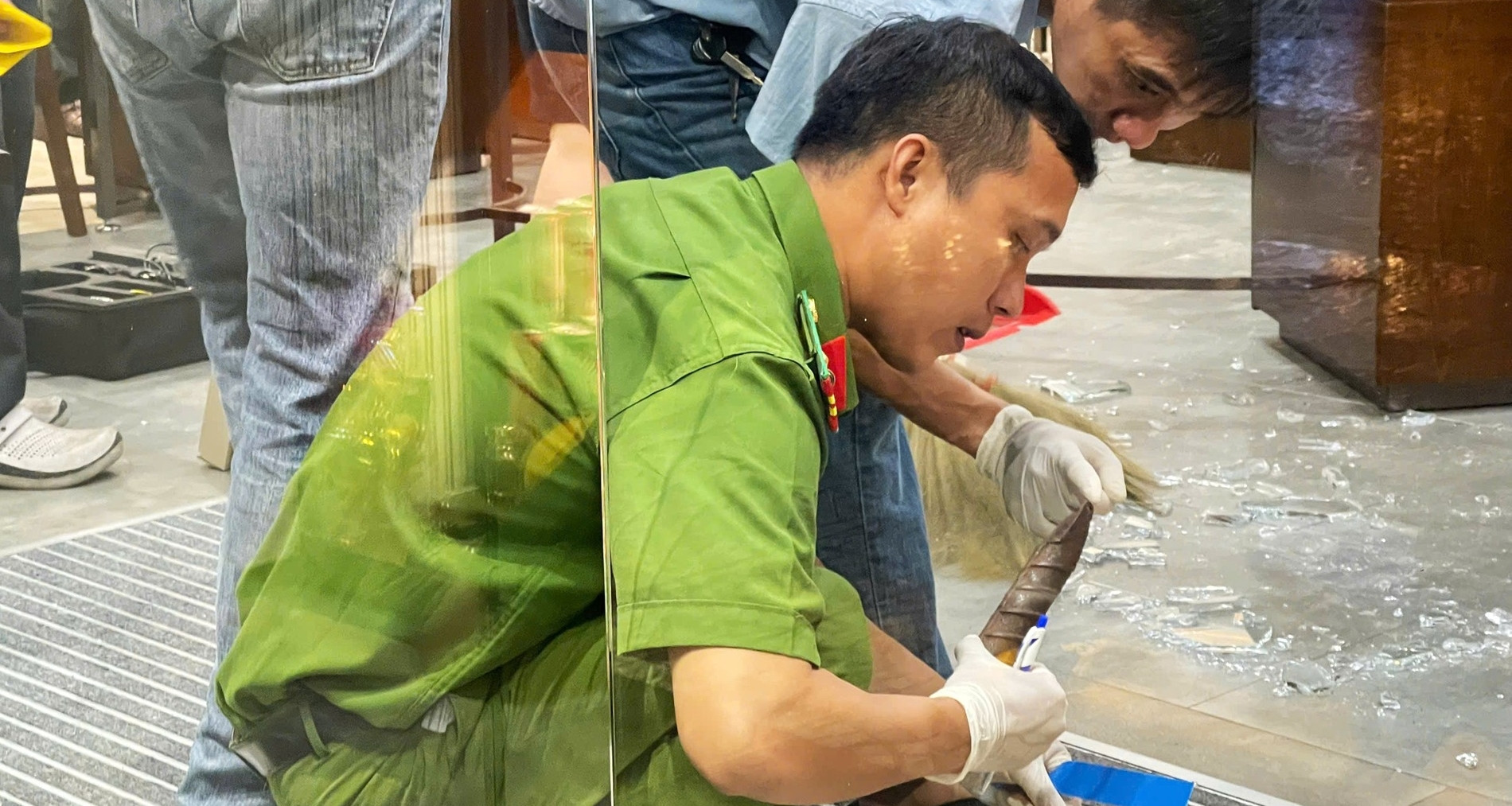 Gần 15 giờ truy bắt nghi phạm người Mỹ cướp tiệ...