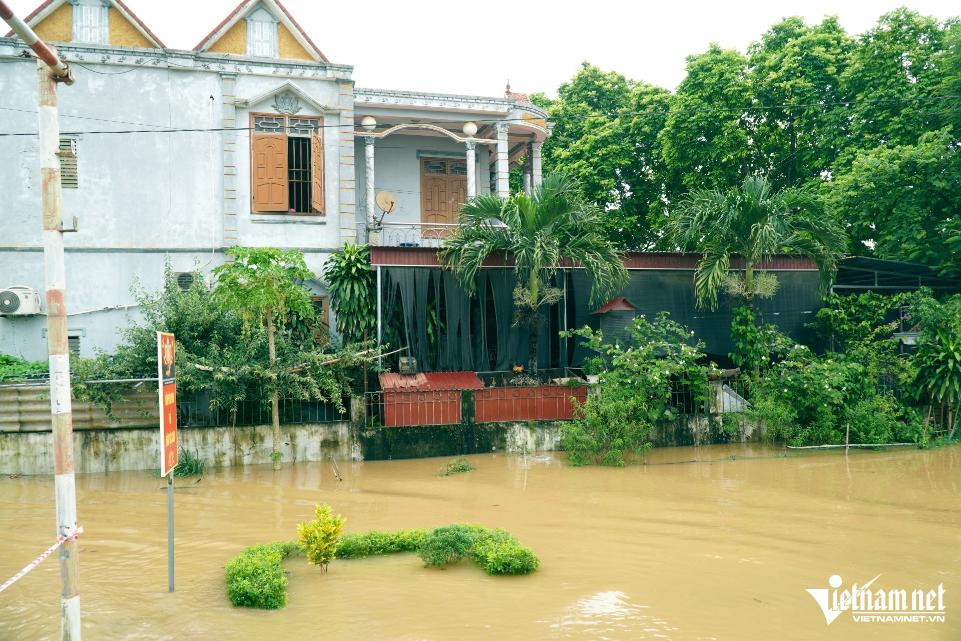W-a6Tràn đê sông Bưởi ở Thanh Hóa.JPG.jpg