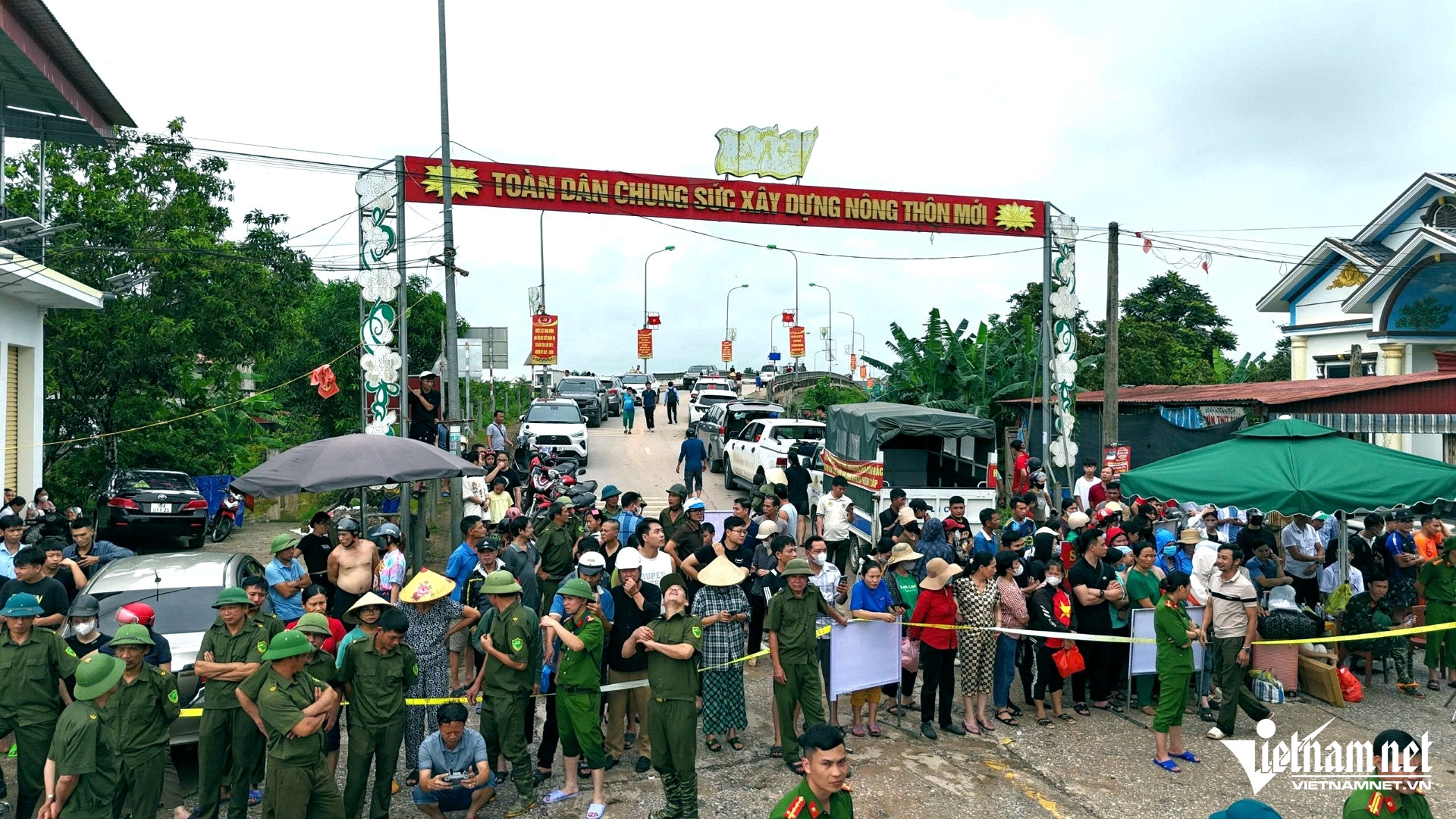 W-a8Tràn đê sông Bưởi ở Thanh Hóa.jpg