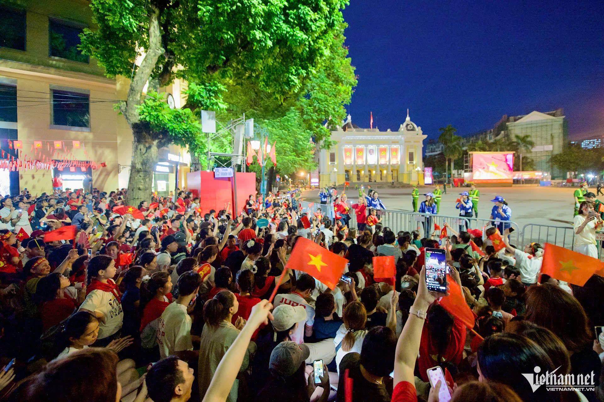 W-cờ đỏ 1.jpg