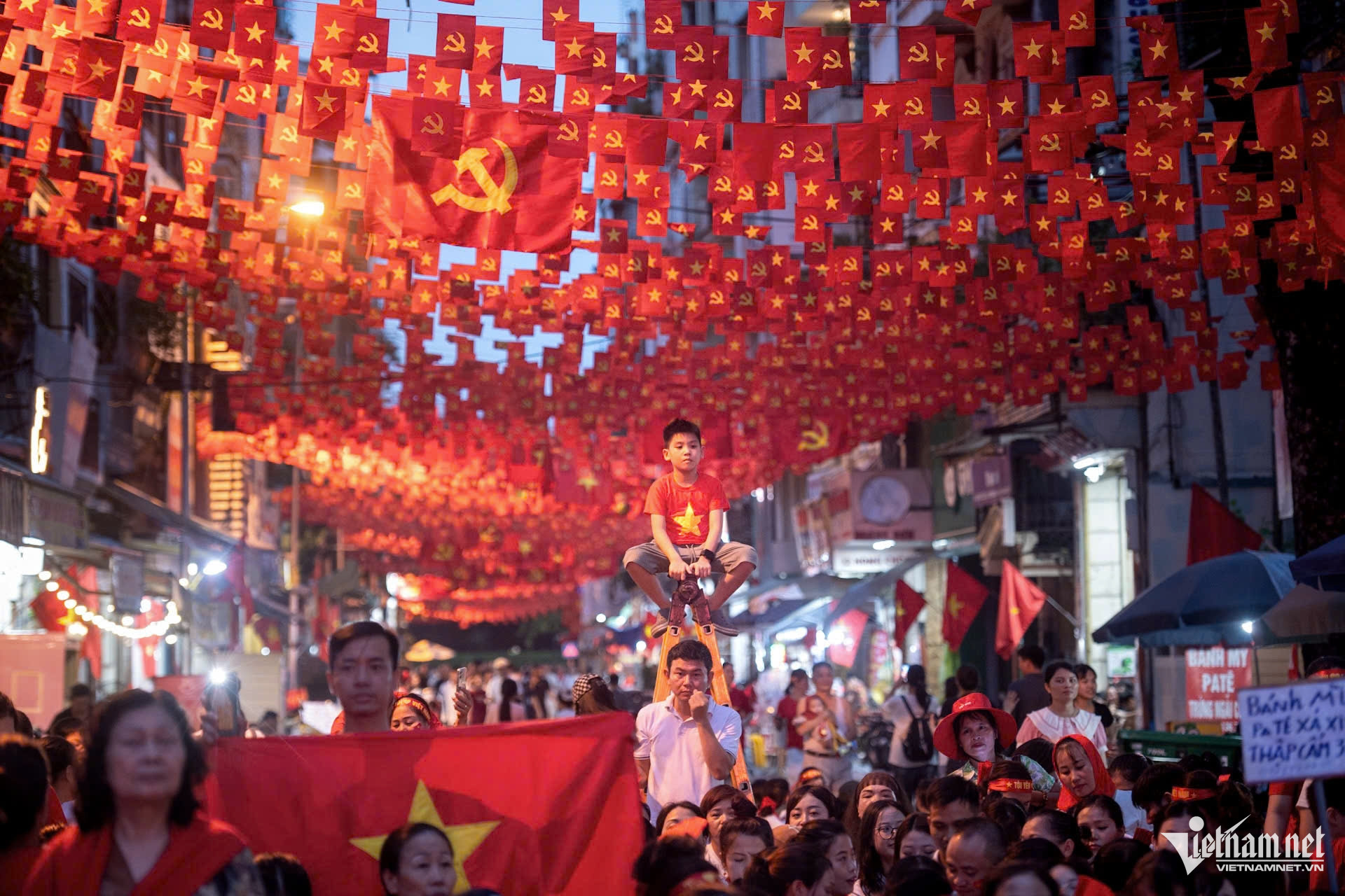 W-cờ đỏ.jpg