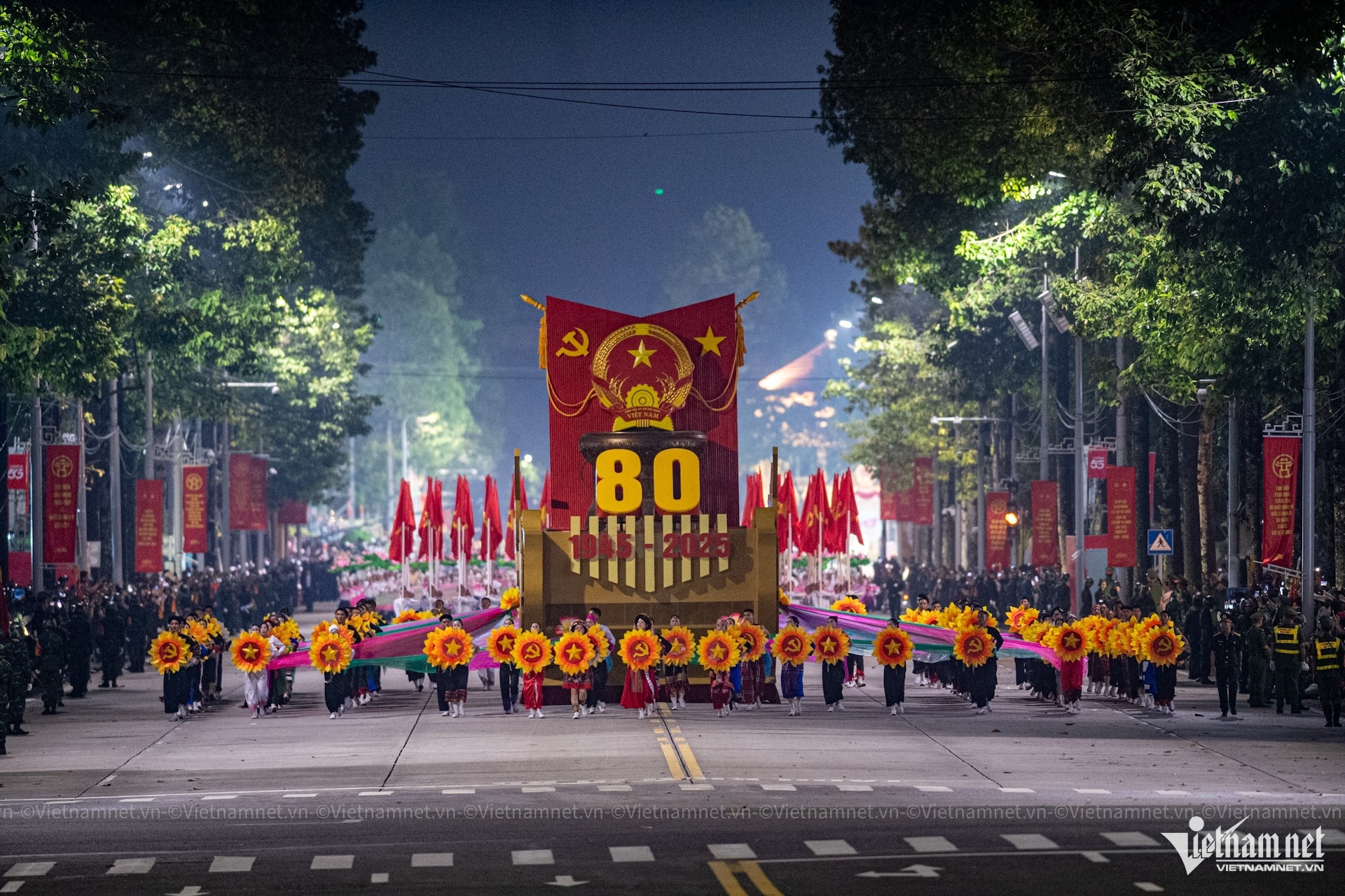 W-Xe nghi trượng Quốc huy. Ảnh  Thế Bằng.jpg