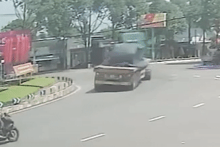 Xe đầu kéo ôm cua ẩu khiến 2 cuộn thép nặng hàng chục tấn rơi xuống đường