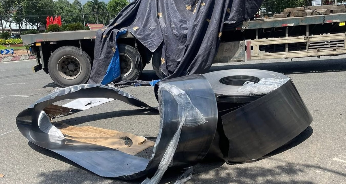 Xe đầu kéo ôm cua ẩu khiến 2 cuộn thép nặng hàng chục tấn rơi xuống đường
