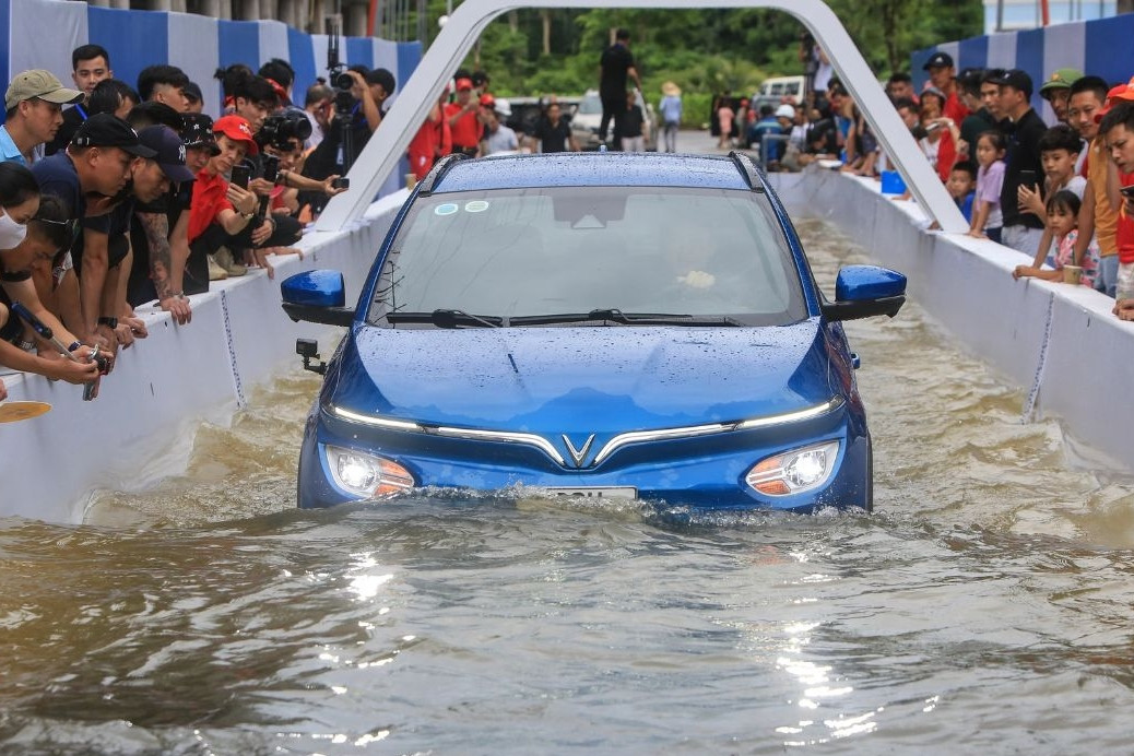 Xe điện có an toàn khi đi qua vùng ngập nước sâu?