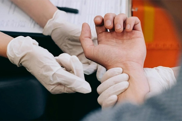 5 dấu hiệu trên tay báo hiệu thận suy, ăn '3 đen' giúp phục hồi