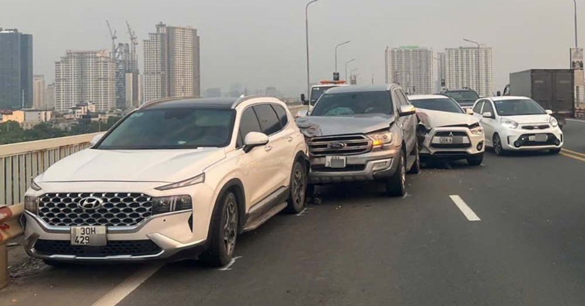 3 ô tô tông liên hoàn trên cầu Thăng Long, gây ùn tắc kéo dài hơn 10km