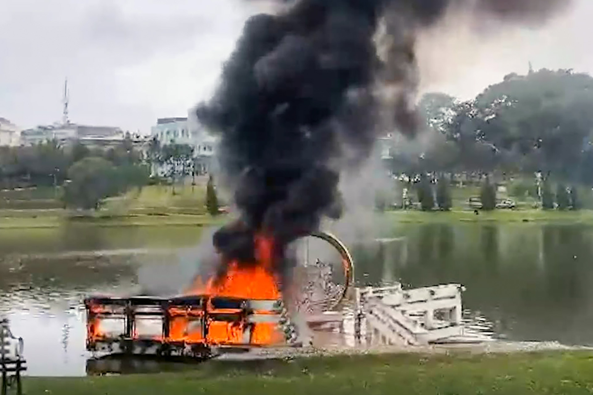 Bản tin chiều 27/8: Cháy cầu tại hồ Xuân Hương ở Đà Lạt nghi do đốt vàng mã