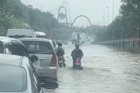 Bản tin trưa 28/8: Trời nắng ráo, ô tô vẫn bì bõm 'bơi' trên đường Võ Chí Công