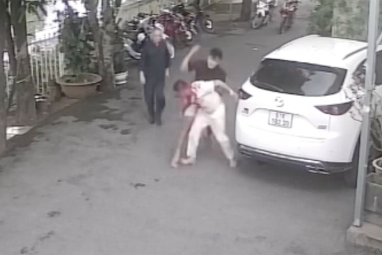 Bản tin cuối ngày 27/8: Xác minh clip người đàn ông bị chém tại quán karaoke