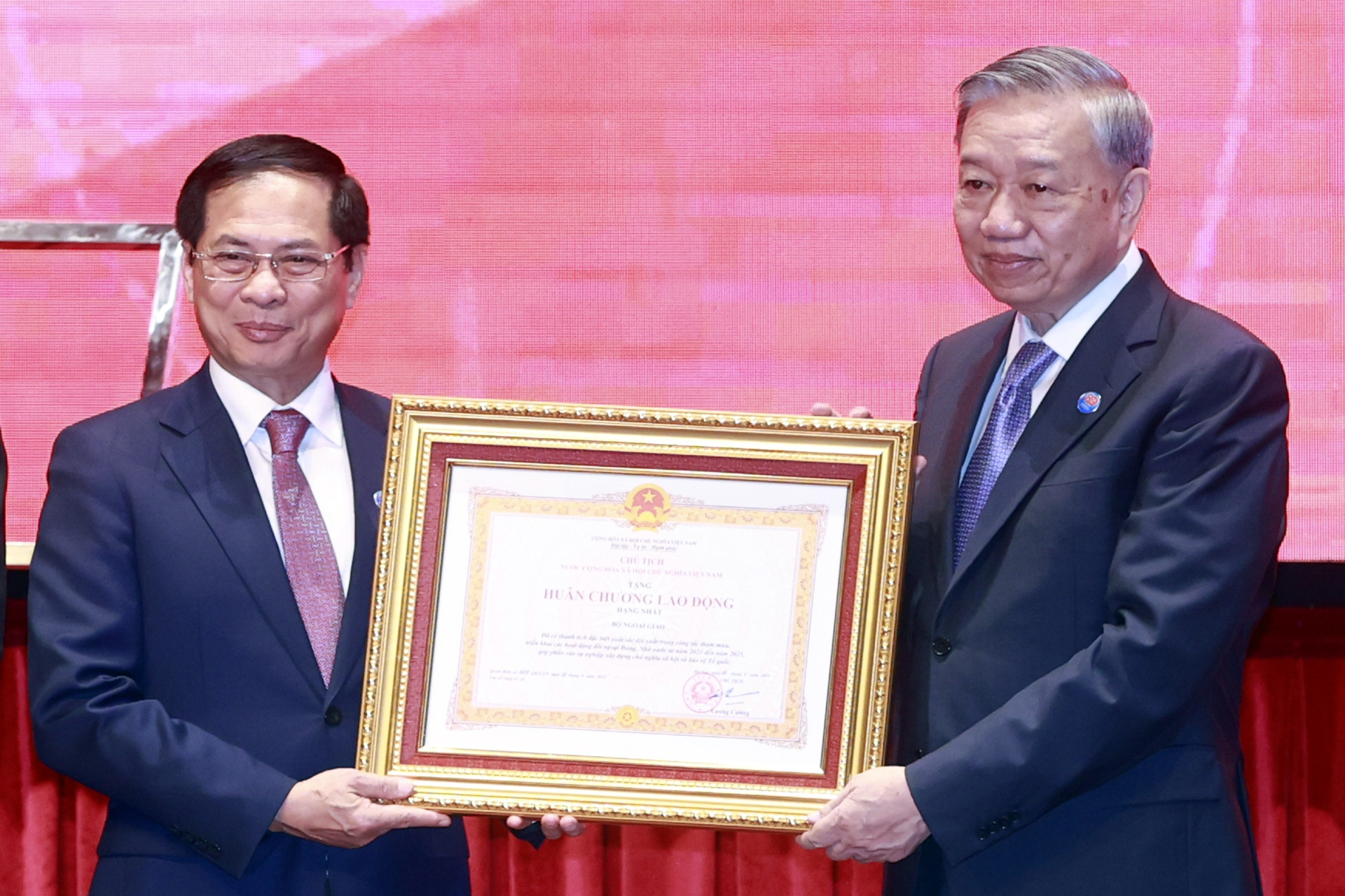 80 năm vẻ vang của nền Ngoại giao Việt Nam