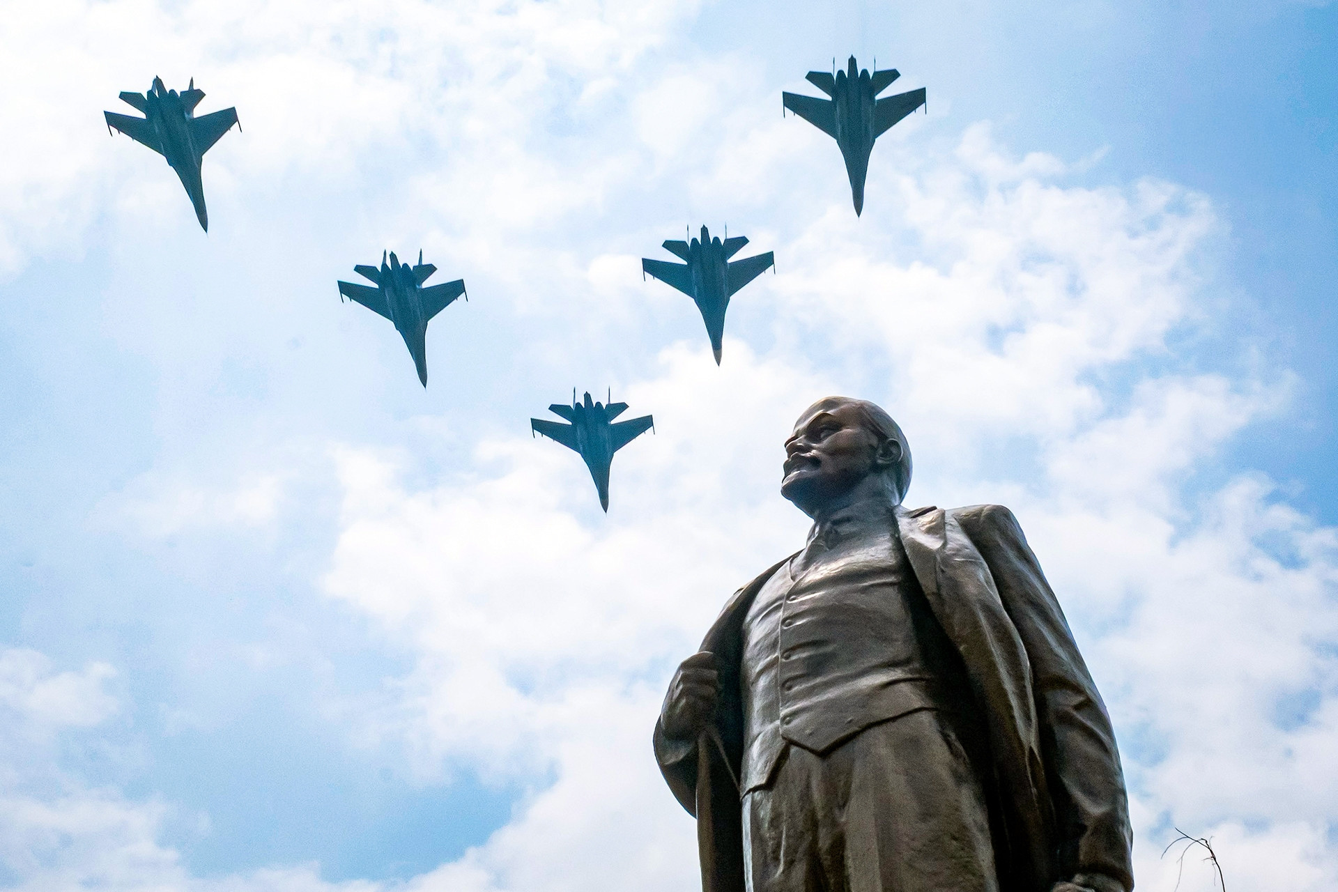 Phi cơ quân sự đồng loạt bay qua Quảng trường Ba Đình