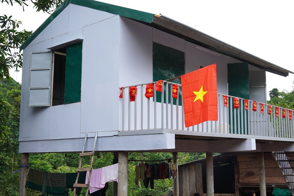 Bàn giao 100 ngôi nhà cho hộ nghèo vùng đồng bào dân tộc thiểu số ở Quảng Trị