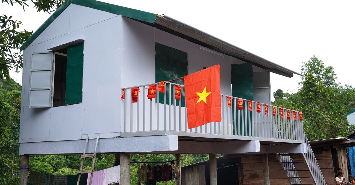 Bàn giao 100 ngôi nhà cho hộ nghèo vùng đồng bào dân tộc thiểu số ở Quảng Trị