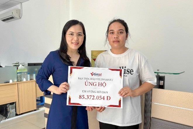 Báo VietNamNet trao hơn 85 triệu đồng đến em Hving Hờ Oan bị bệnh viêm tủy sống