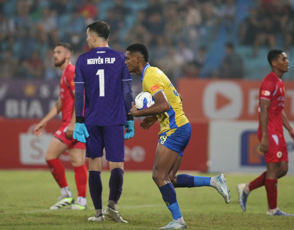 cahn vs ha noi fc 1.jpg