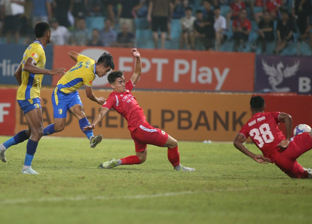 cahn vs ha noi fc 2.jpg