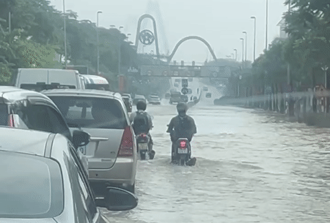 Cảnh kỳ lạ ở Hà Nội, trời nắng ráo, ô tô vẫn bì bõm 'bơi' trên đường Võ Chí Công