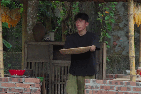 Chàng trai Nghệ An mất 2 tay vì tai nạn, làm video nấu cơm quê hút triệu view